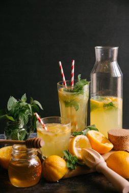 kavanoz ve bardak limonata ile