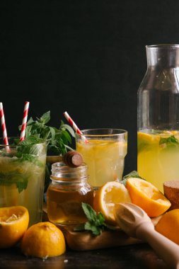 kavanoz ve bardak limonata ile