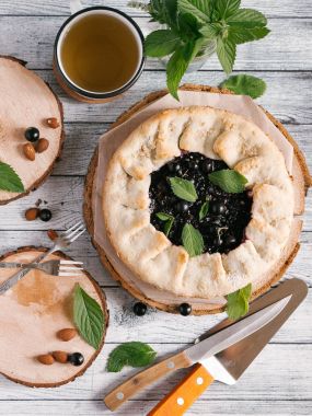 Blackcurrant pasta ahşap coaster üzerinde