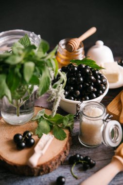 blackcurrant pasta için malzemeler 