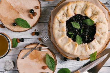 Blackcurrant pasta ahşap coaster üzerinde