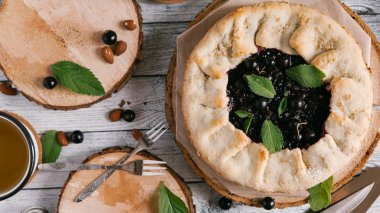 Blackcurrant pasta ahşap coaster üzerinde