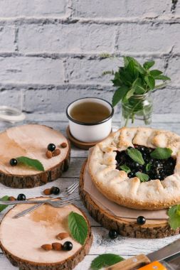 Blackcurrant pasta ahşap coaster üzerinde