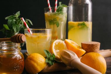 kavanoz ve bardak limonata ile