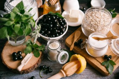 blackcurrant pasta için malzemeler 