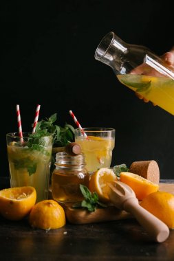 kavanoz limonata ile tutan el