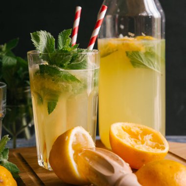 kavanoz ve cam limonata ile