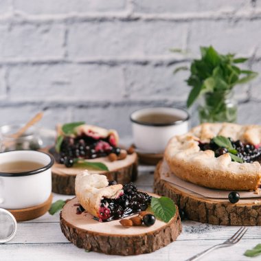 blackcurrant pasta ve adet ahşap bardak altlıkları 