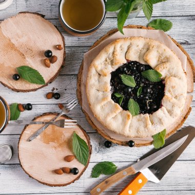 Blackcurrant pasta demir bardak çay ile 