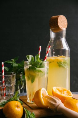 kavanoz ve cam limonata ile