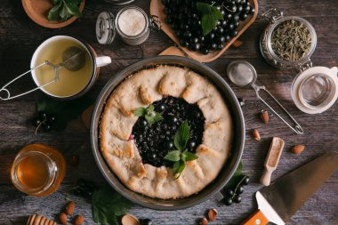 blackcurrant pasta pişirme pan içinde