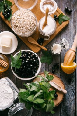 blackcurrant pasta için malzemeler 