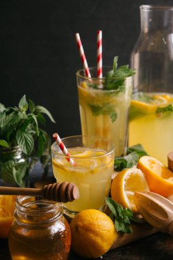 kavanoz ve bardak limonata ile