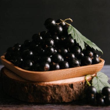 Olgun blackcurrant ile kahverengi plaka 