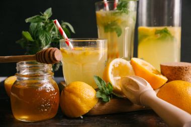 kavanoz ve bardak limonata ile