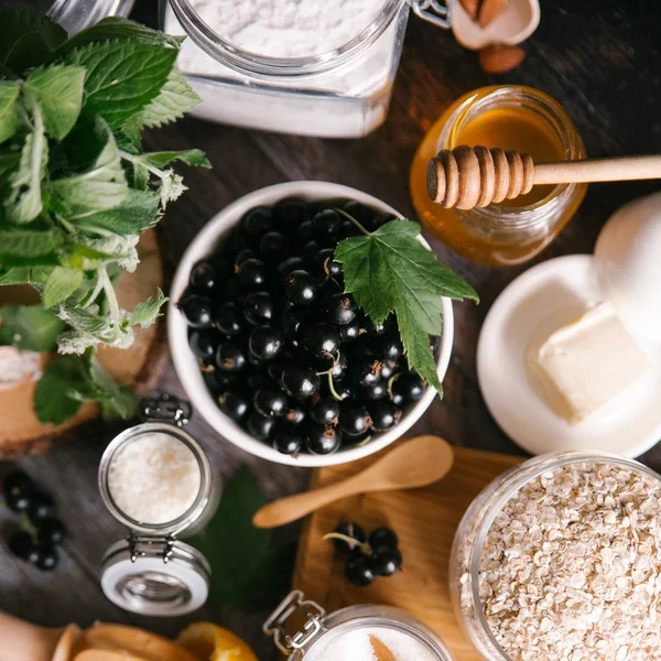 blackcurrant pasta için malzemeler 