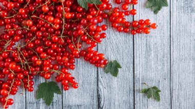 ahşap masa üzerinde somun yığını 