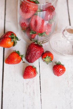 Masada olgun çilek yığını