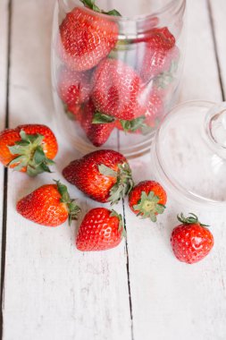 Masada olgun çilek yığını