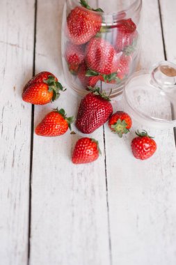 Masada olgun çilek yığını