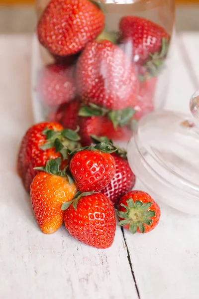 Masada olgun çilek yığını