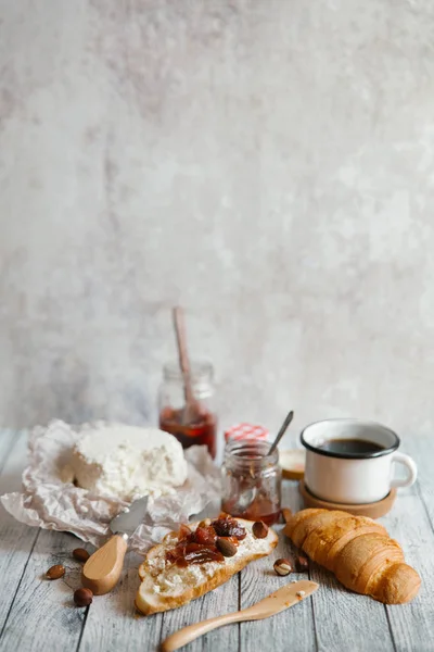 Fromage de chèvre et confiture — Photo