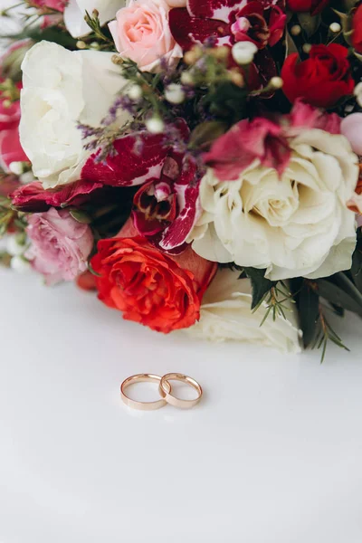 Anéis de casamento e buquê de flores — Fotografia de Stock