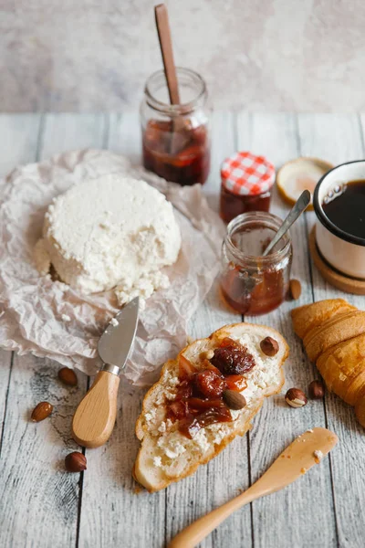 Queso de cabra y mermelada —  Fotos de Stock