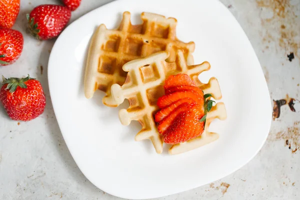 Waffles saborosos com morangos — Fotografia de Stock