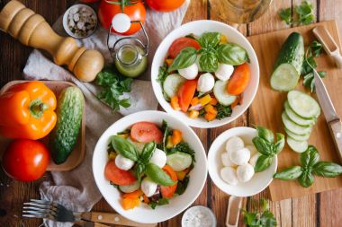 mozzarella salatası sebze