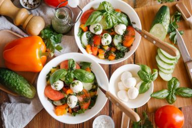 mozzarella salatası sebze