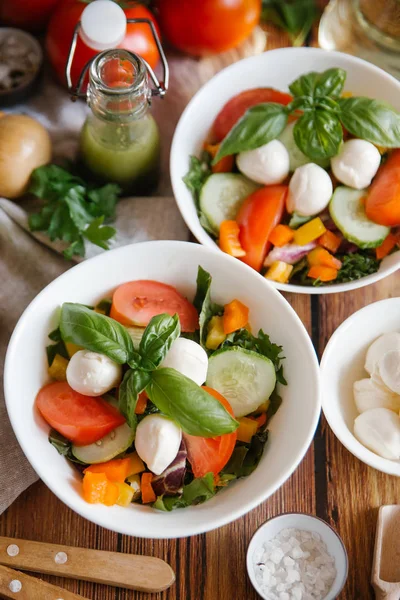 Ensalada de verduras con mozzarella — Foto de Stock