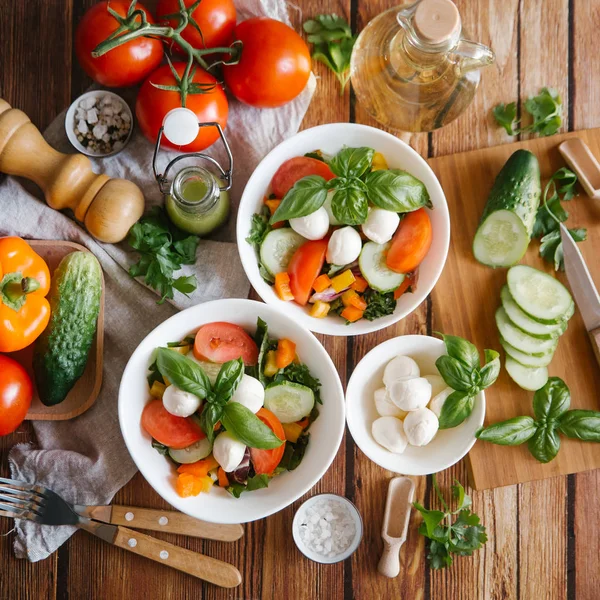 Gemüsesalat mit Mozzarella — Stockfoto