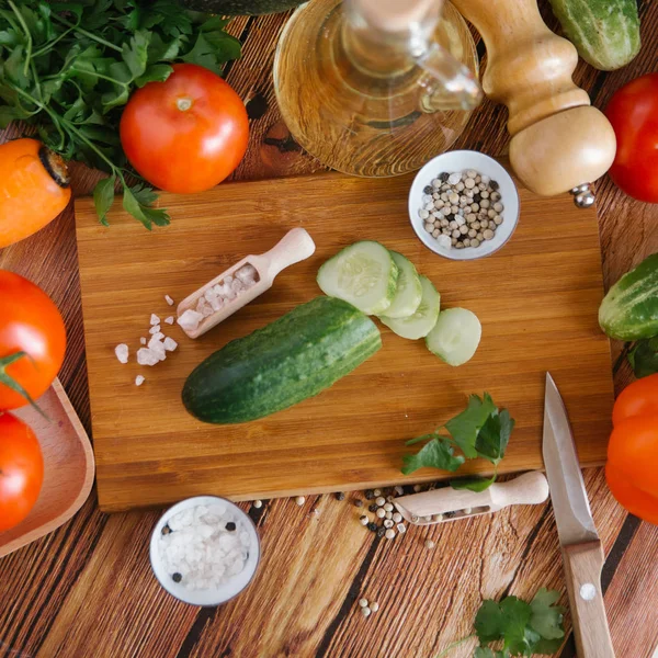 Gurkenscheiben mit Messer — Stockfoto