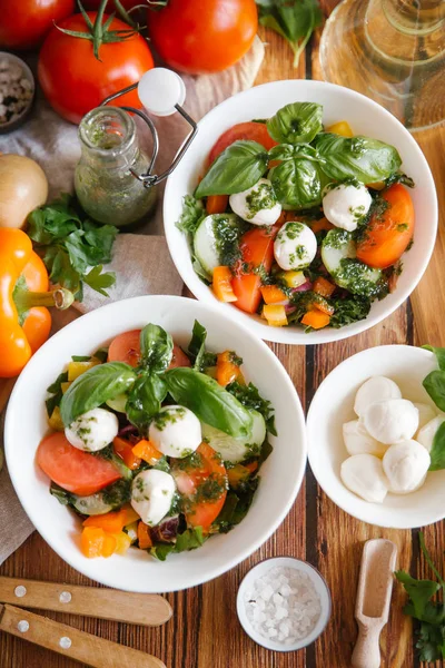 Salada de legumes com mussarela — Fotografia de Stock