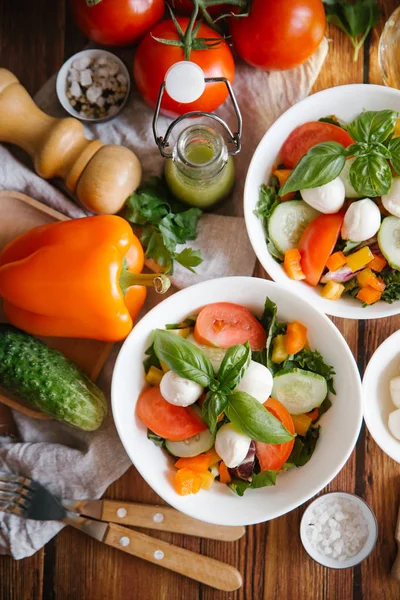 Ensalada de verduras con mozzarella — Foto de Stock