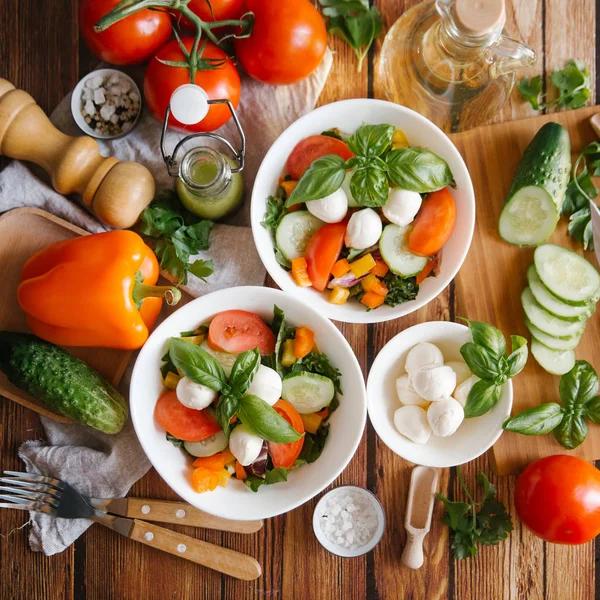 Gemüsesalat mit Mozzarella — Stockfoto