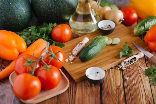 Gurkenscheiben mit Messer — Stockfoto