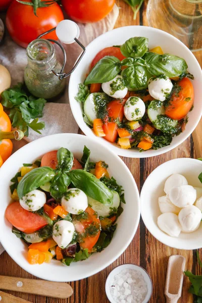 Salada de legumes com mussarela — Fotografia de Stock