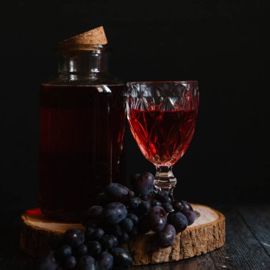 kırmızı asma şişe 