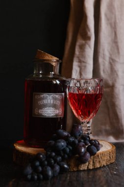 kırmızı asma şişe 