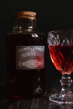 kırmızı asma şişe 