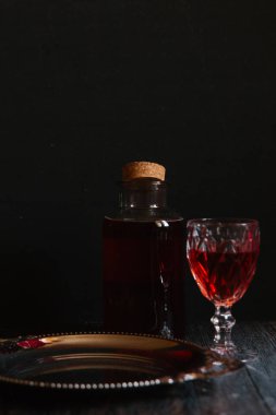 kırmızı asma şişe 