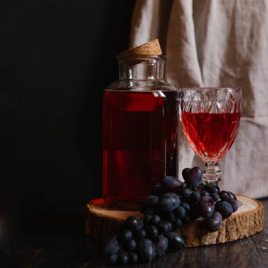 kırmızı asma şişe 