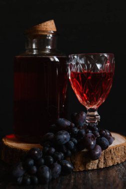 kırmızı asma şişe 