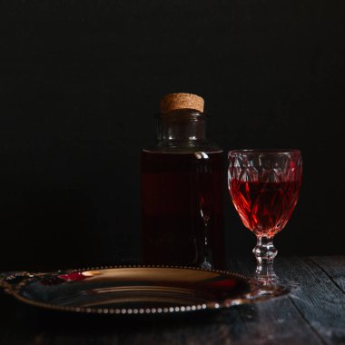 kırmızı asma şişe 