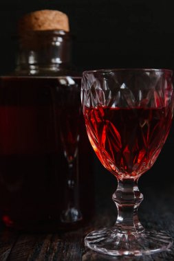 kırmızı asma şişe 