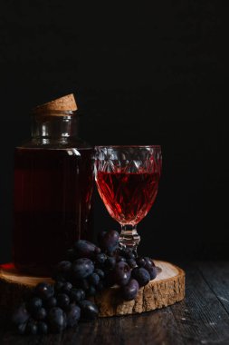 kırmızı asma şişe 