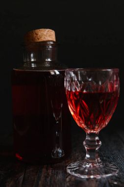 kırmızı asma şişe 