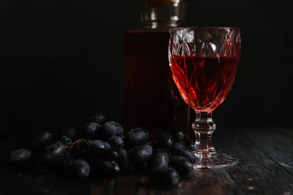 Glass of vine with grapes — Stock Photo, Image
